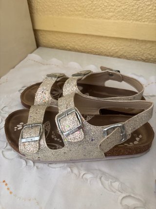 Sandalias de niña, seminuevas puestas dos veces