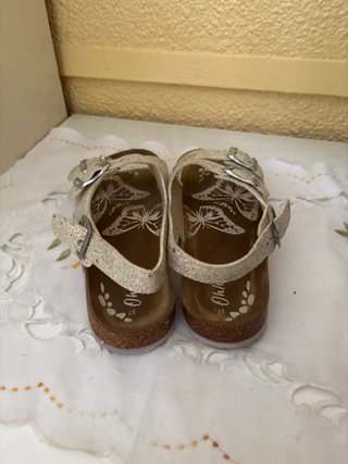 Sandalias de niña, seminuevas puestas dos veces