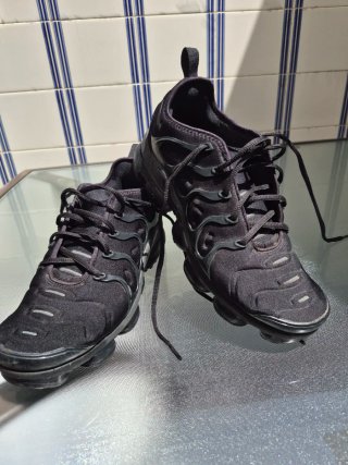 Nike Air Vapormax Plus negras, talla 43.