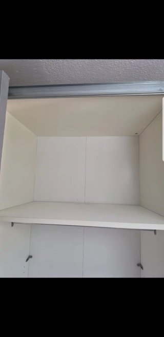 Ropero en blanco