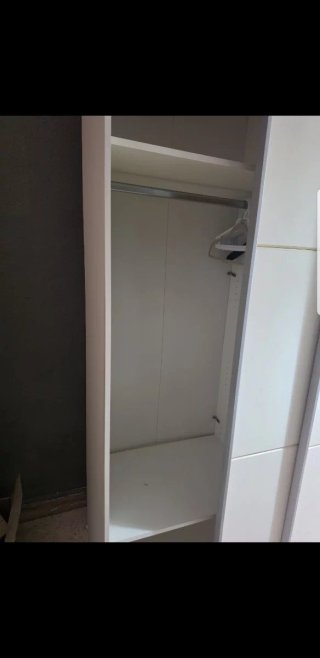 Ropero en blanco