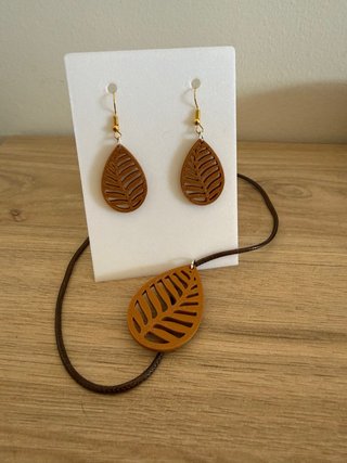 Conjunto collar y pendientes hoja