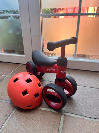 Bicicleta de equilibrio Nenittos/Juguettos + Casco