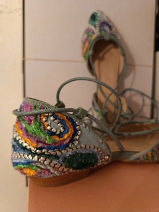 Zapatos planos bordados con cordones
