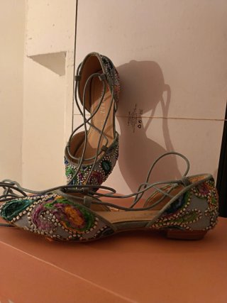 Zapatos planos bordados con cordones