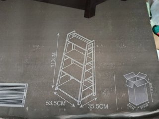 Estantería de madera marrón