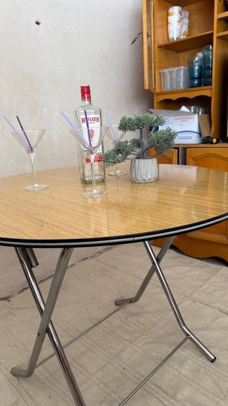Mesa redonda vintage / retro con patas cromadas