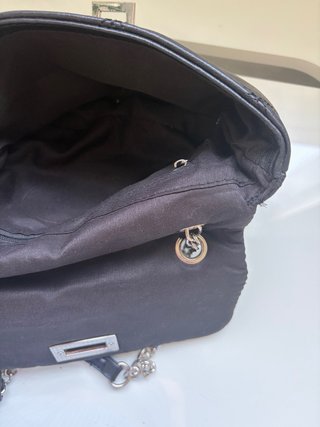 Bolso negro acolchado con cadena