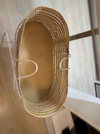 Cuna de mimbre para bebé con soporte