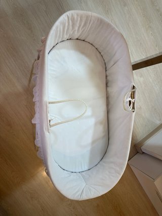 Cuna de mimbre para bebé con soporte