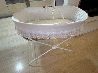 Cuna de mimbre para bebé con soporte