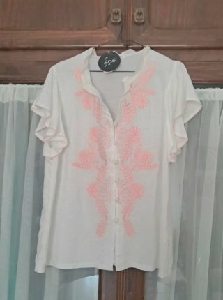Blusa blanca con bordado rosa