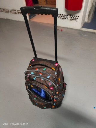 Mochila Totto con ruedas y funda!!