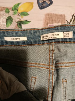 Jeans a cigarette