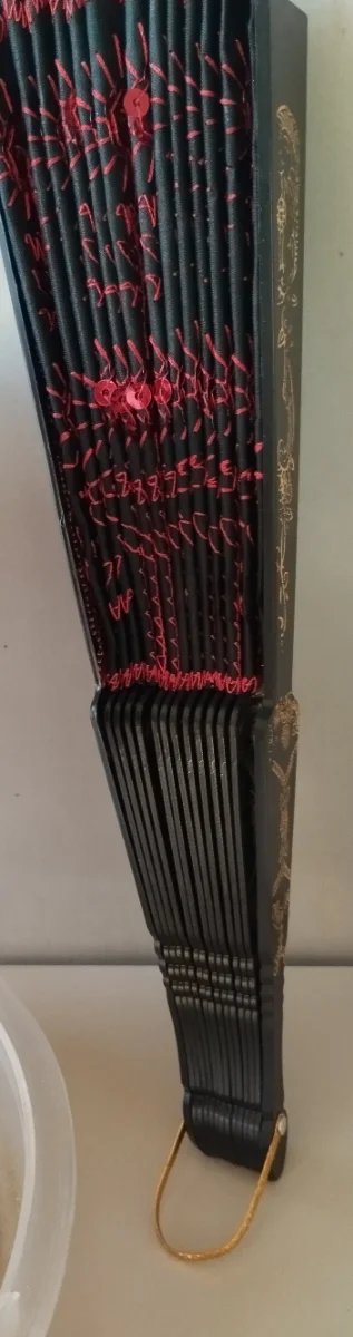 Abanico negro con dibujos rojos y negro dorados..m