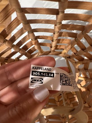 Lampara Kappeland de IKEA con base blanca.