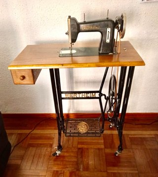 Máquina de coser Wertheim antigua