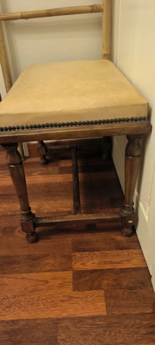 Reposapiés vintage de cuero y madera