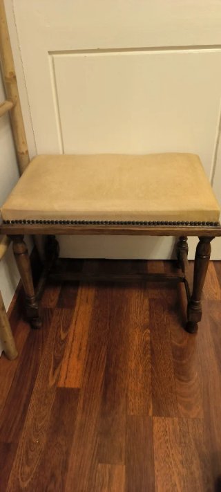 Reposapiés vintage de cuero y madera