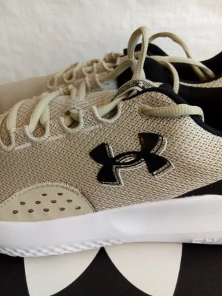 Zapatillas Under Armour niño beige/negro
