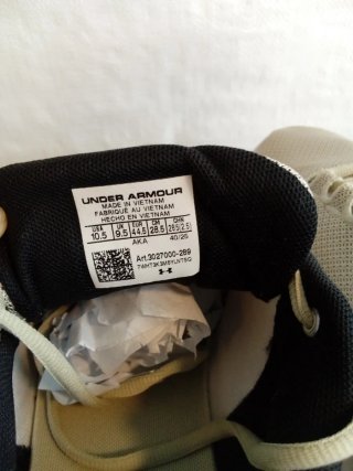 Zapatillas Under Armour niño beige/negro
