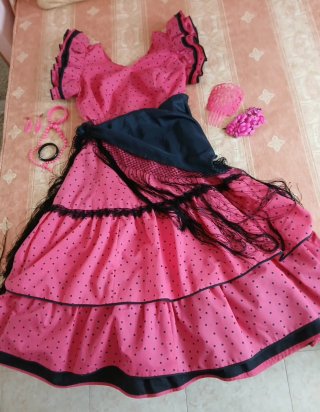 Traje de flamenca rosa con lunares