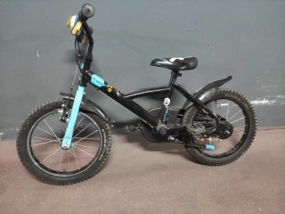 Bicicleta infantil Btwin negra y azul