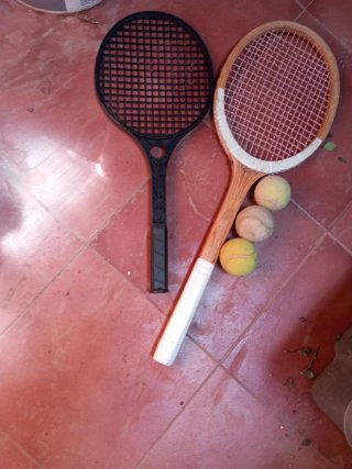 2 raquetas y 3 pelotas