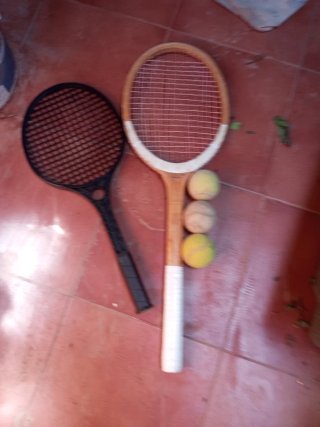 2 raquetas y 3 pelotas