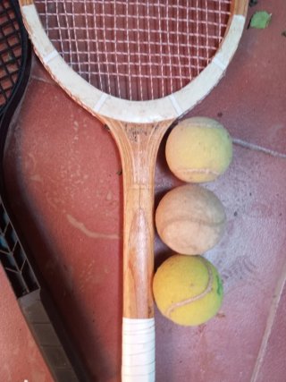 2 raquetas y 3 pelotas