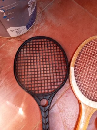 2 raquetas y 3 pelotas