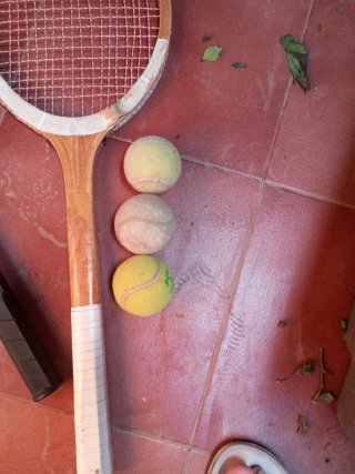 2 raquetas y 3 pelotas