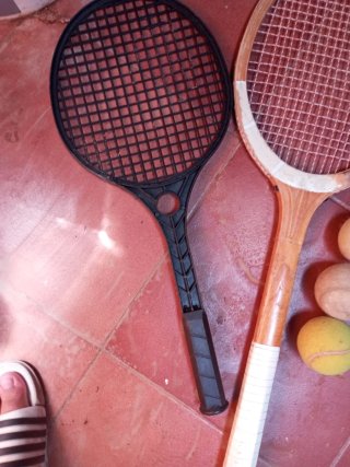 2 raquetas y 3 pelotas