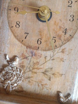 Reloj de mesa con pájaros