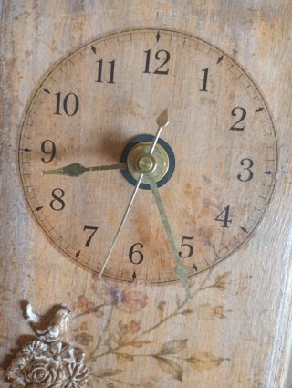 Reloj de mesa con pájaros
