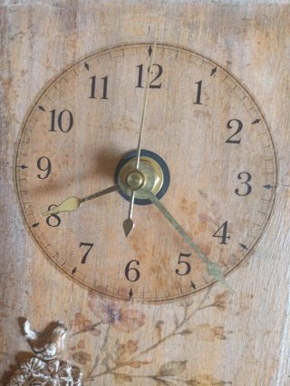 Reloj de mesa con pájaros