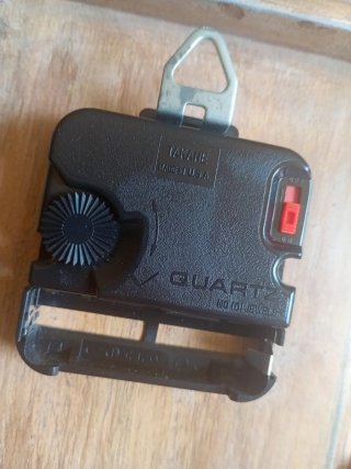 Reloj de mesa con pájaros