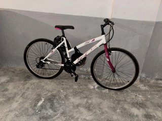 Bicicleta de mujer blanca y rosa