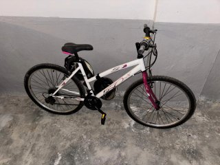 Bicicleta de mujer blanca y rosa