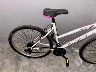 Bicicleta de mujer blanca y rosa