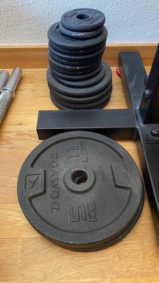 Banco press de banca con barra y discos