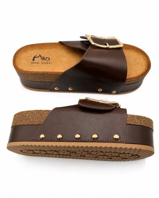 Sandalias de plataforma marrón con hebilla y tachu