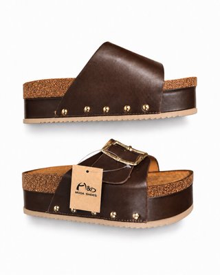 Sandalias de plataforma marrón con hebilla y tachu