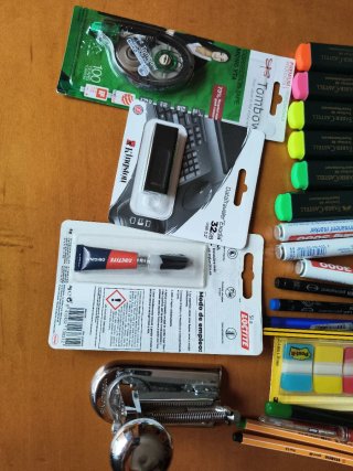 Material de oficina: Grapadora, rotuladores, USB