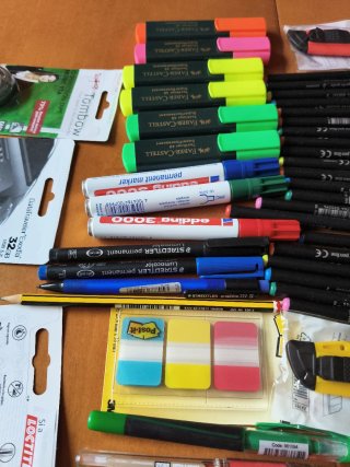 Material de oficina: Grapadora, rotuladores, USB
