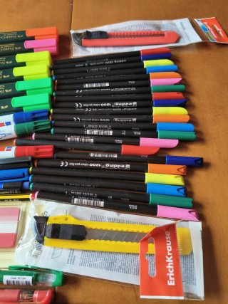 Material de oficina: Grapadora, rotuladores, USB