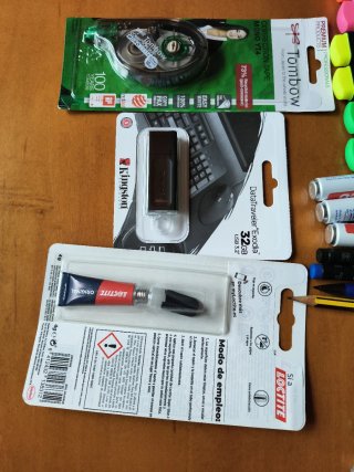 Material de oficina: Grapadora, rotuladores, USB