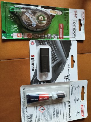 Material de oficina: Grapadora, rotuladores, USB