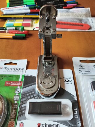 Material de oficina: Grapadora, rotuladores, USB