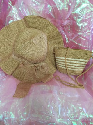 Sombrero de paja con bolso a juego